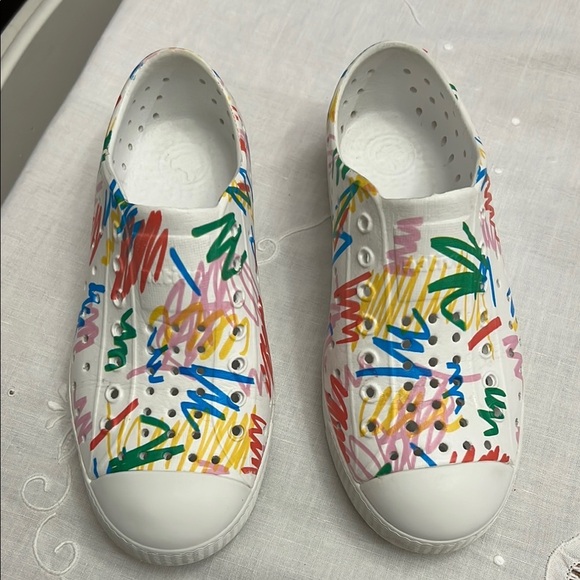 Native Shoes Other - Native + Crayola Jefferson Scribble shoes size J1